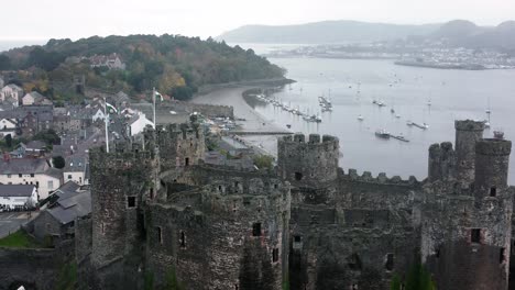 el histórico castillo de conwy vista aérea descendente a través de la ruina de la ciudad histórica almenas de la pared de piedra atracción turística