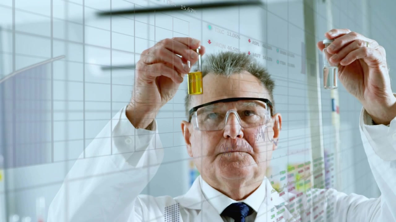 Scienziato anziano che si allaccia gli occhiali protettivi e confronta provette con grafici animati in un laboratorio di chimica.