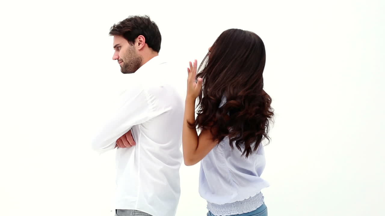 매력적인 젊은 커플이 싸우고 있습니다.