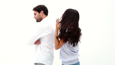 una pareja joven y atractiva teniendo una pelea.