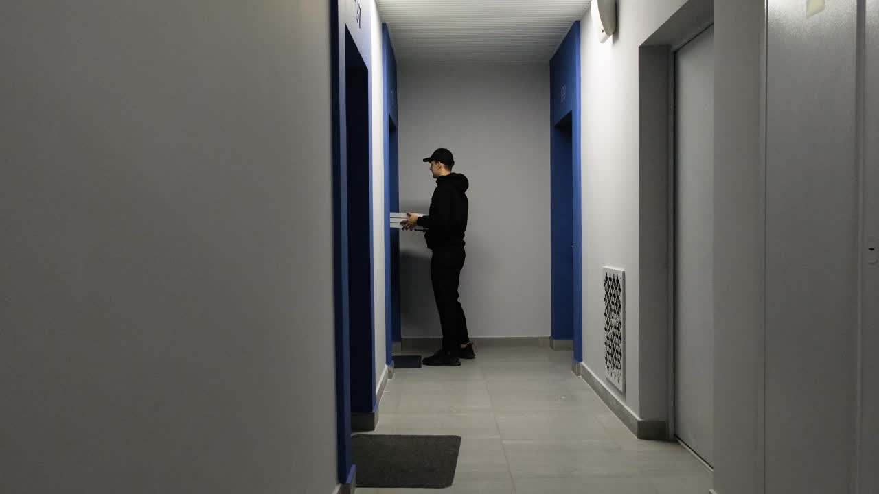 서비스 중간에 있는 배달업자