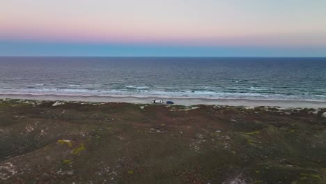 Rv-Estacionado-En-La-Orilla-De-La-Playa-En-Padre-Island,-Texas,-Usa-Al-Atardecer---Toma-Aérea-De-Drones