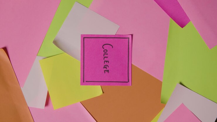 Concetto Educativo Di Post-it Girevoli Con Università Scritto In Evidenza