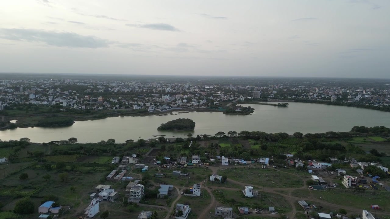 Vista a volo d'uccello: Dove la Città Santa incontra il Lago.