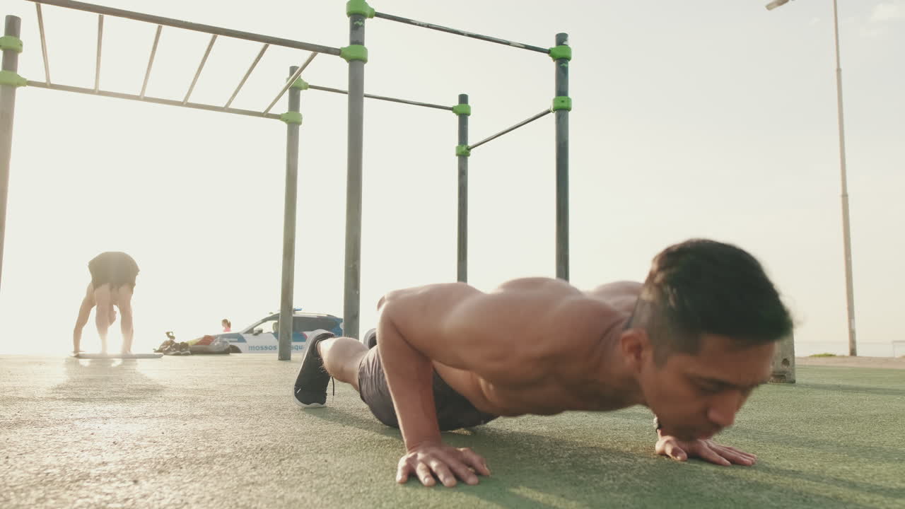 Allenamento di street workout con flessioni