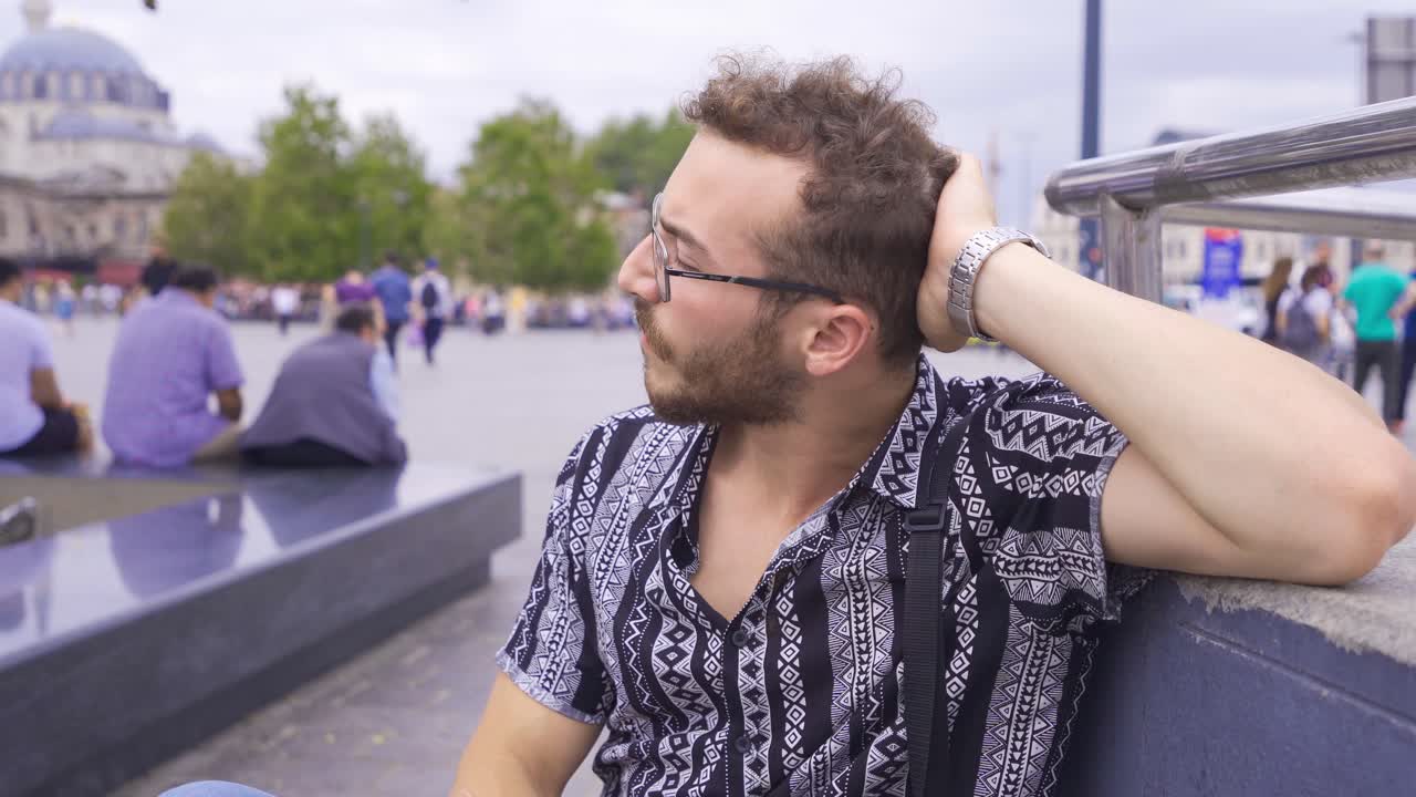 젊은이가 초콜릿을 먹습니다.