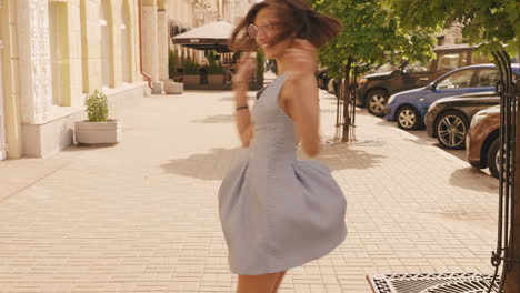 mujer feliz en una ciudad