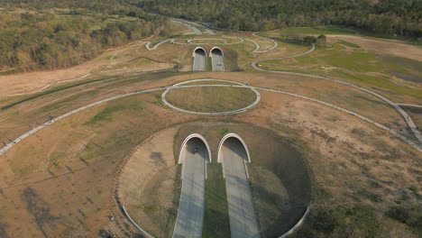 Horizonte-De-Houston,-Texas,-Sobre-El-Parque-Conmemorativo-Del-Puente-Terrestre,-Tire-Hacia-Atrás-La-Panorámica-Hacia-Arriba