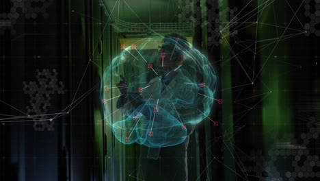 animación de conexiones y cerebro digital sobre hombre asiático en la sala de servidores