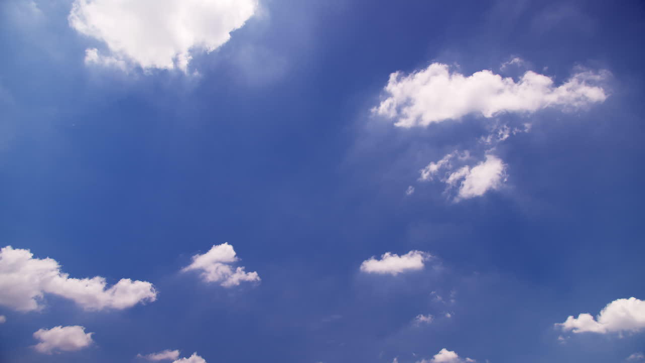 구름이 있는 아름다운 파란 하늘, 구름과 태양이 있는 파란 하늘