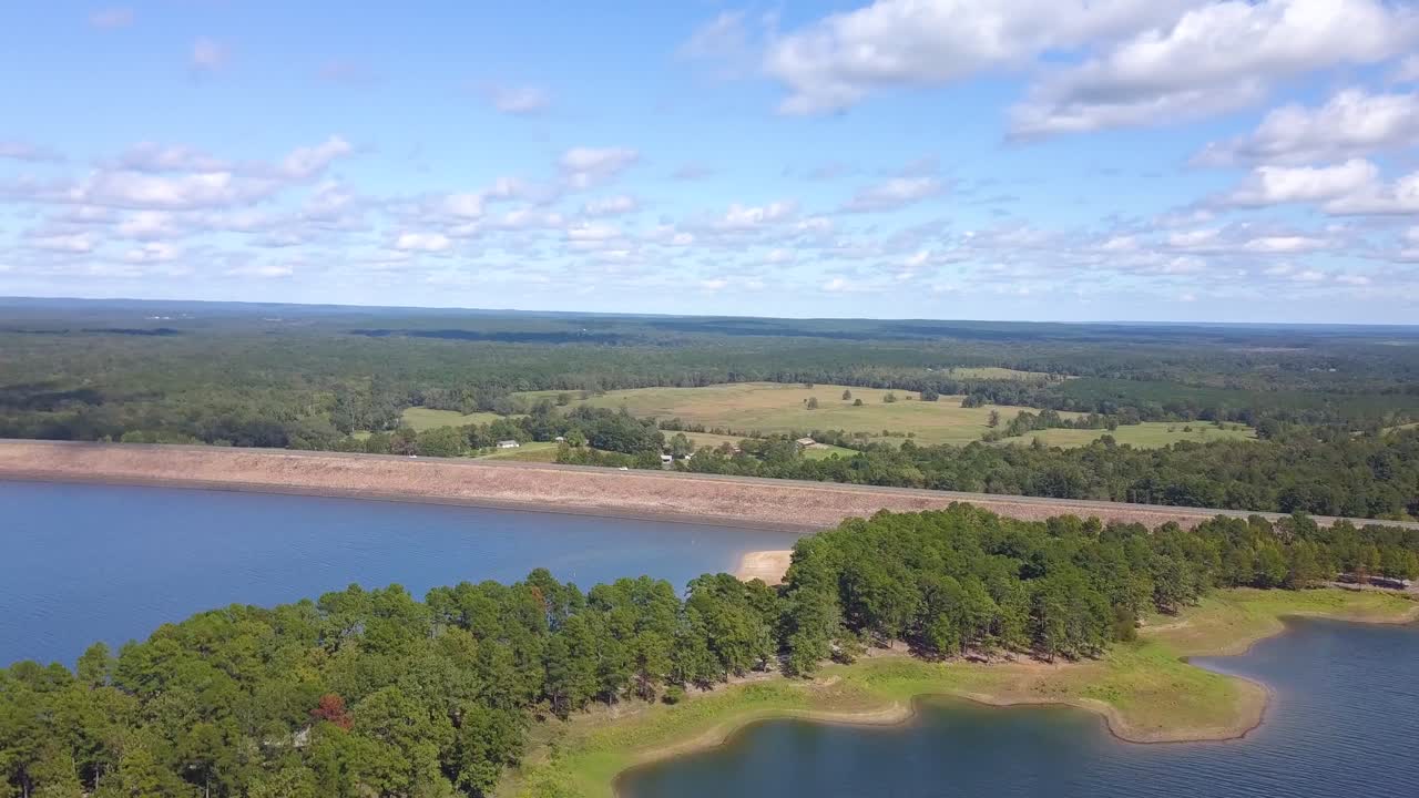 호수 댐을 가로질러 운전하는 자동차