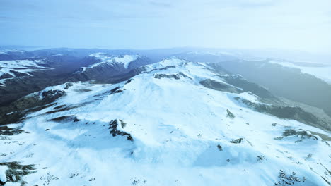 Gran-Parche-De-Nieve-Que-Quedó-En-El-Campo-De-Roca-Volcánica-De-Una-Montaña-En-Verano