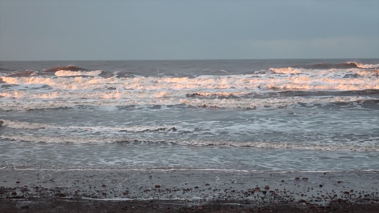 영국 레이크 디스트릭트의 추운 겨울 아침 해가 뜨는 순간 물결이 떠다닙니다.