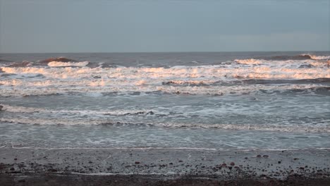 Olas-Al-Amanecer-En-Una-Fría-Mañana-De-Invierno-En-El-Distrito-De-Los-Lagos,-Reino-Unido