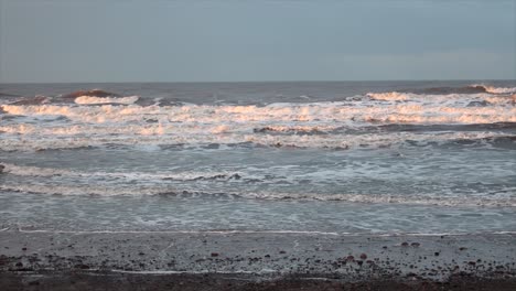 olas rodantes al amanecer en una fría mañana de invierno en el distrito de los lagos, reino unido