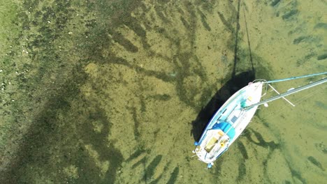 Vista-Aérea-De-Pájaro-Sobre-Patrones-De-Mástil-De-Yate-De-Velero-En-Aguas-Poco-Profundas-De-Arena