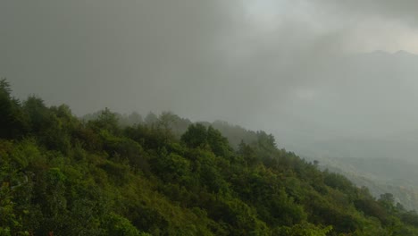 paisaje montañoso brumoso