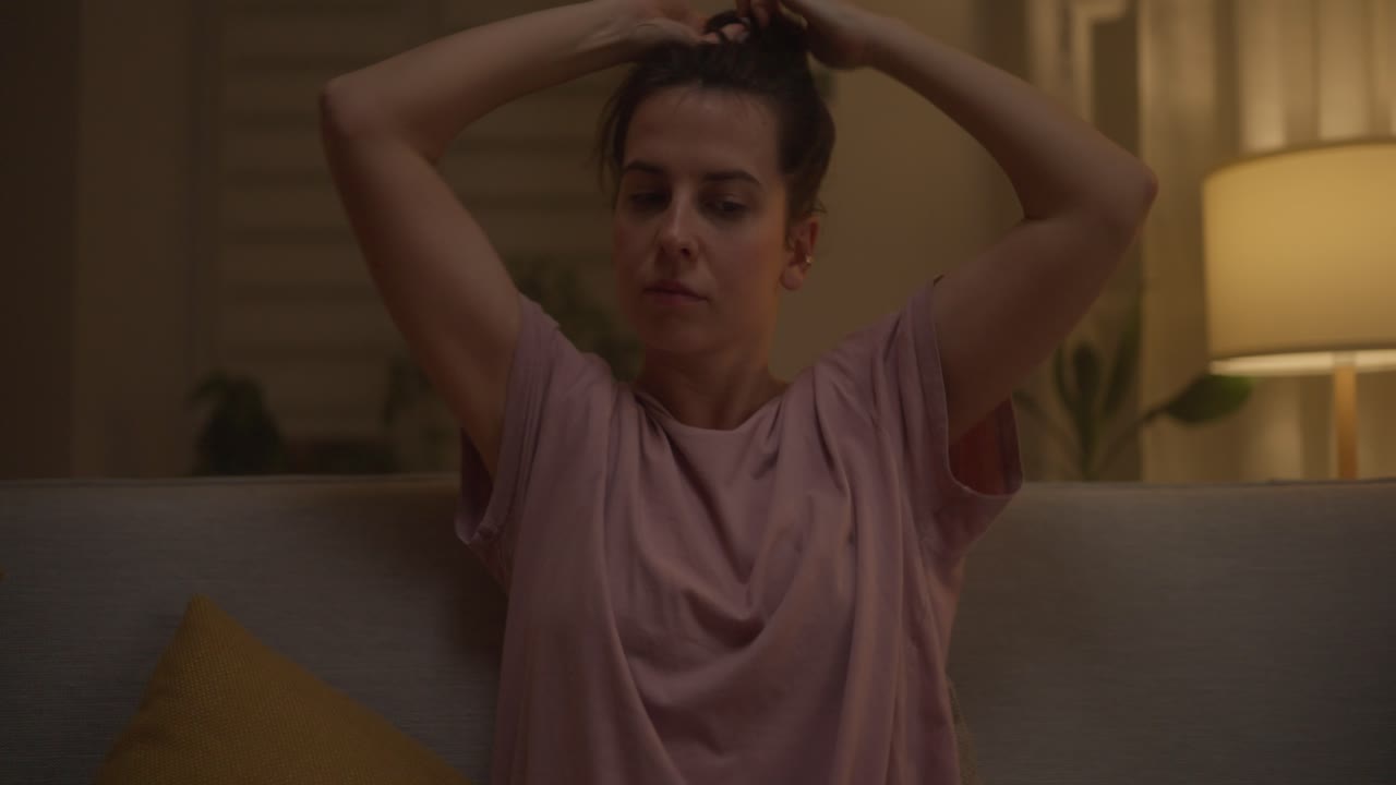 mujer que se peina en casa