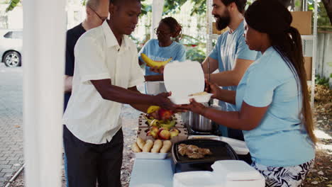 ayuda humanitaria prestada a los pobres