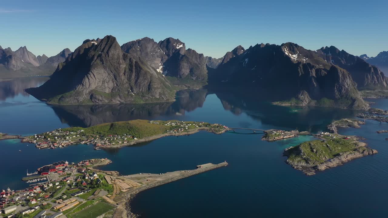 Reine Lofootit on saaristo Nordlandin läänissä, Norjassa
