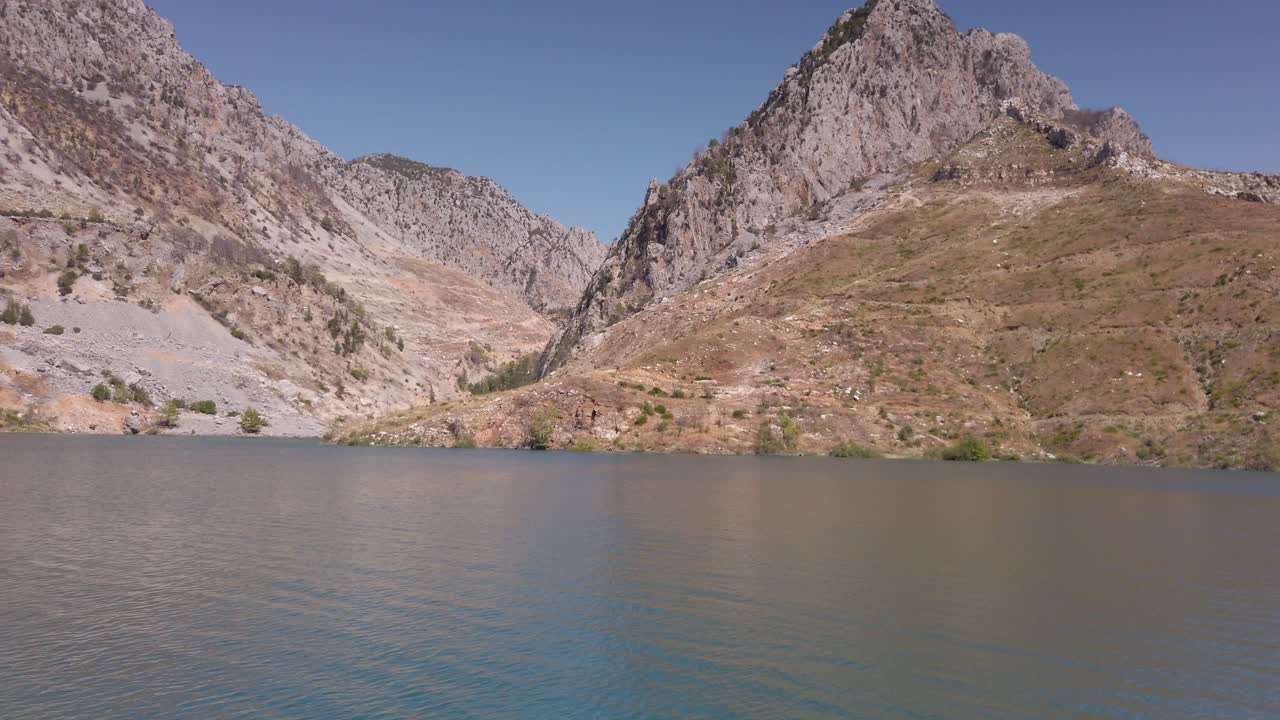 터키 안탈리아 의 마나브가트 근처 의 그린 캐니언 호수 에 있는 타우루스 산맥 이 드러났다