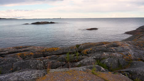 Abends-Friedliches,-Ruhiges-Meer-Auf-Der-Insel-Im-Sommer,-Schweden