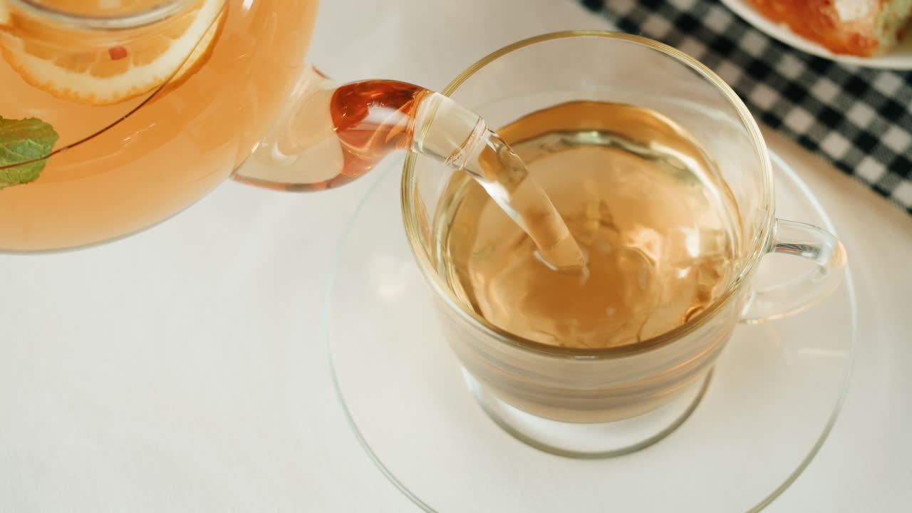 컵에 차를 부는 것