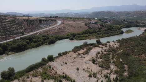 Flujo-De-Agua-En-El-Lecho-Del-Arroyo