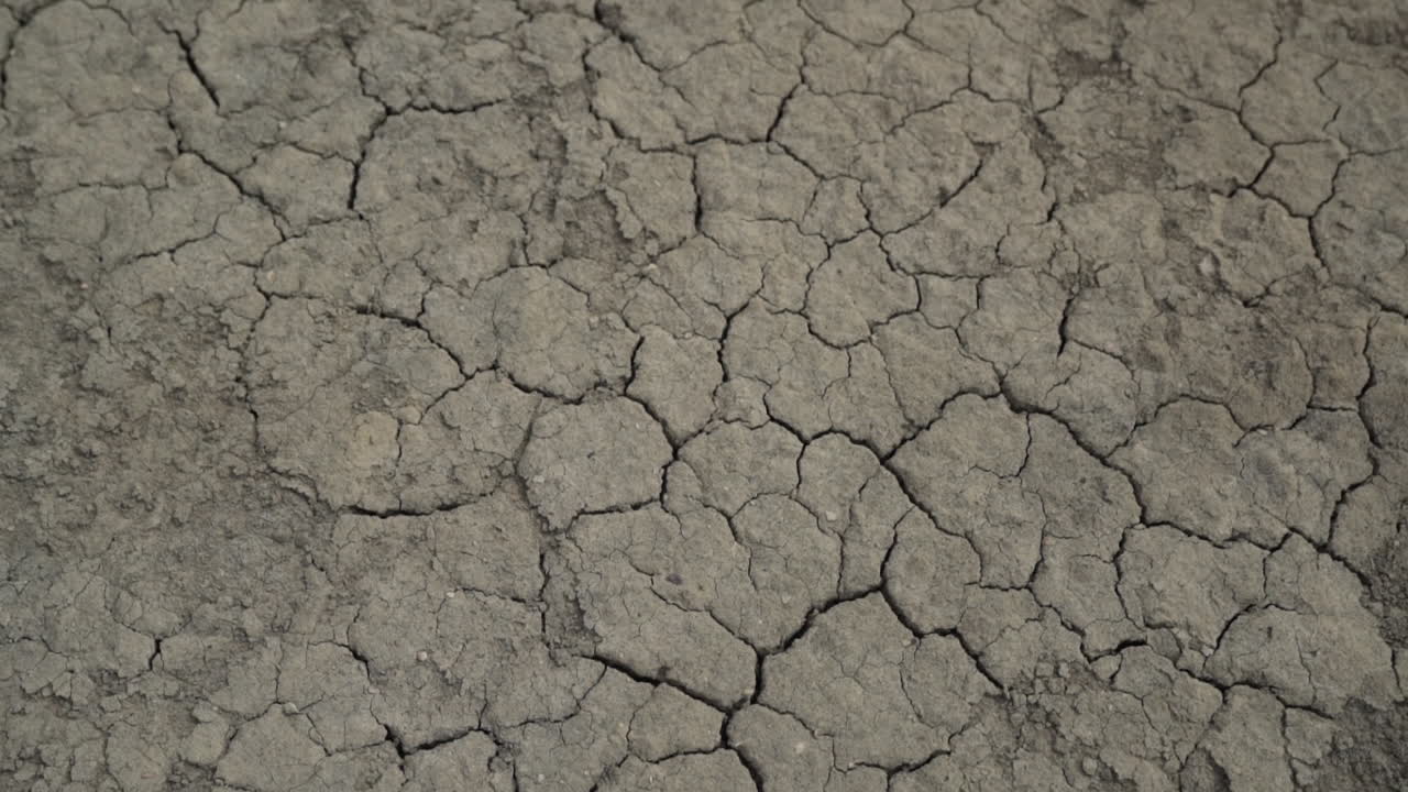 건조된 생명이 없는 메마른 불모의 점토 바닥, 높은 각도 pov