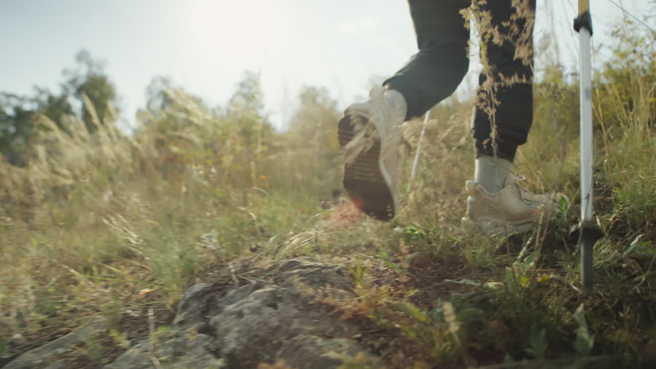 Gambe di una turista che fa trekking in montagna