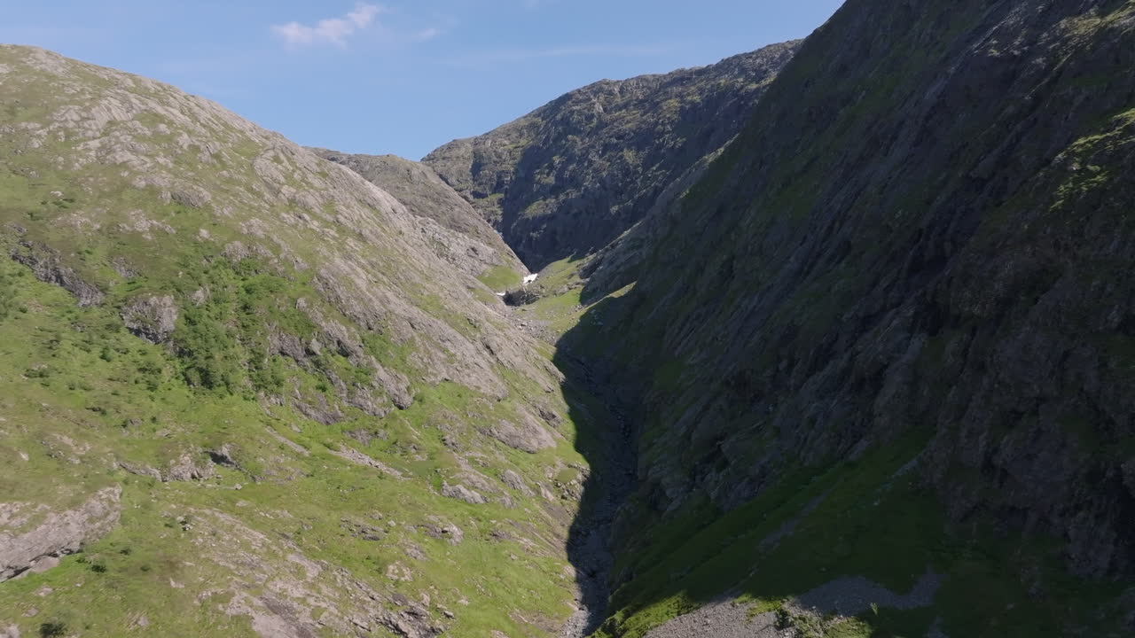 Drone flying into Glamregjelet, the steep valley cutting through Gullfjellet’s rugged mountains