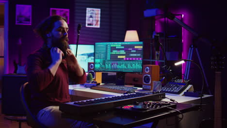 Ingeniero-De-Sonido-Tocando-El-Teclado-De-Un-Piano-Electrónico-Y-Grabando-Sonidos