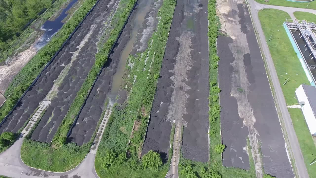 하수 농장: 정적 공중 사진으로 화 크와 녹색 잔디를 내려다보고 있습니다.