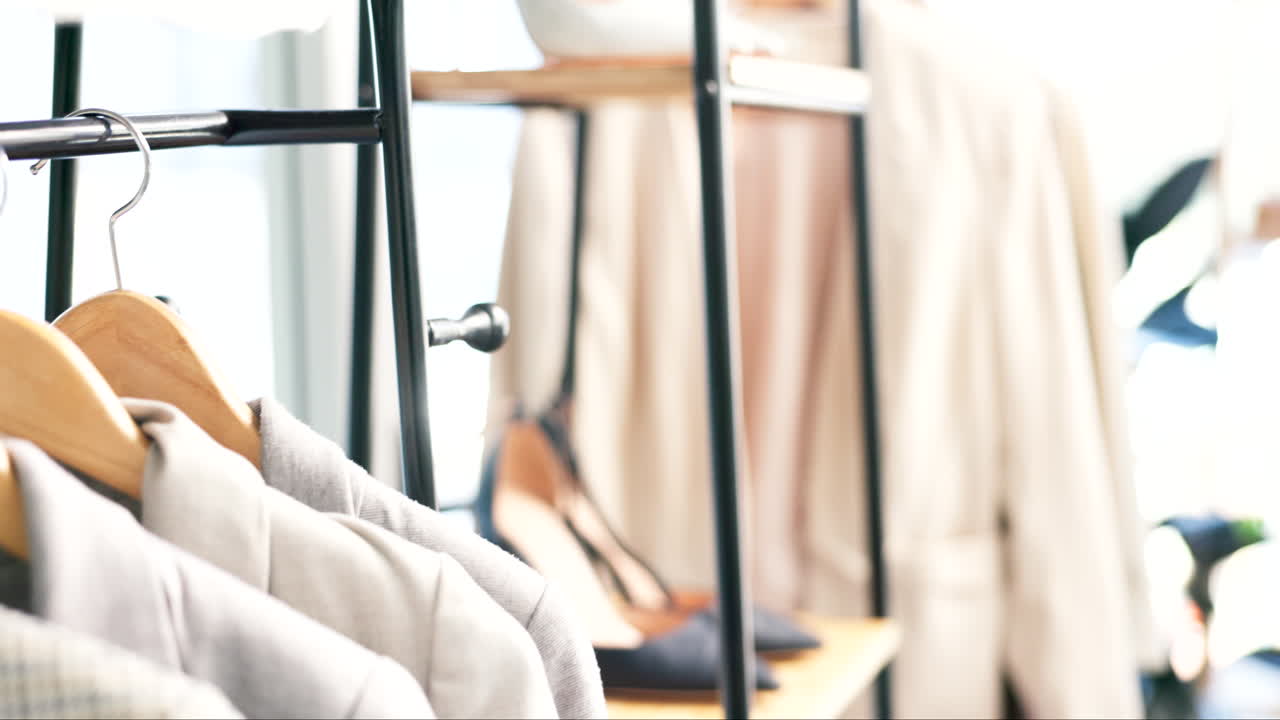 패션, 의류 선반 및 빈 부티크 상점