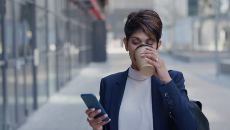 Porträt-Einer-Erfolgreichen-Jungen-Hispanischen-Geschäftsfrau,-Die-In-Der-Stadt-Ihr-Smartphone-Nutzt,-Kaffee-Trinkt-Und-Den-Echten-Urbanen-Lebensstil-Genießt-Und-In-Zeitlupe-SMS-Auf-Dem-Handy-Schreibt