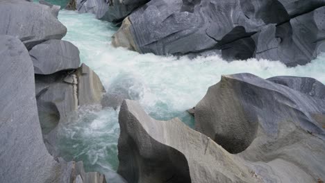 Agua-Fresca-De-Glaciar-Natural-En-Noruega