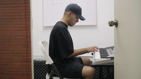 Toma-Lenta-Que-Muestra-A-Un-Estudiante-De-Piano-Tocando-Música-Solo-En-Un-Estudio.