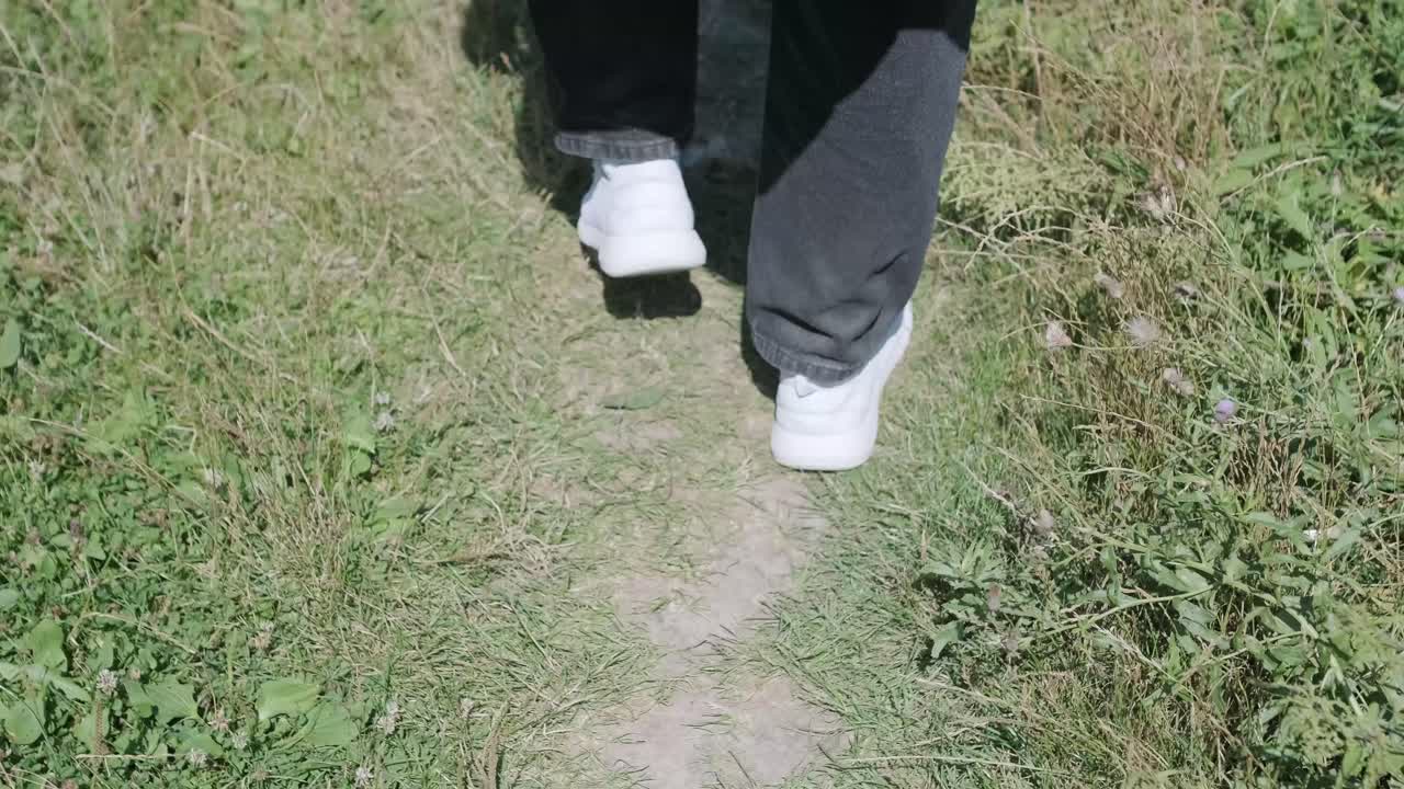 숲 근처의 거리에서 기타를 들고 는 젊은 남자