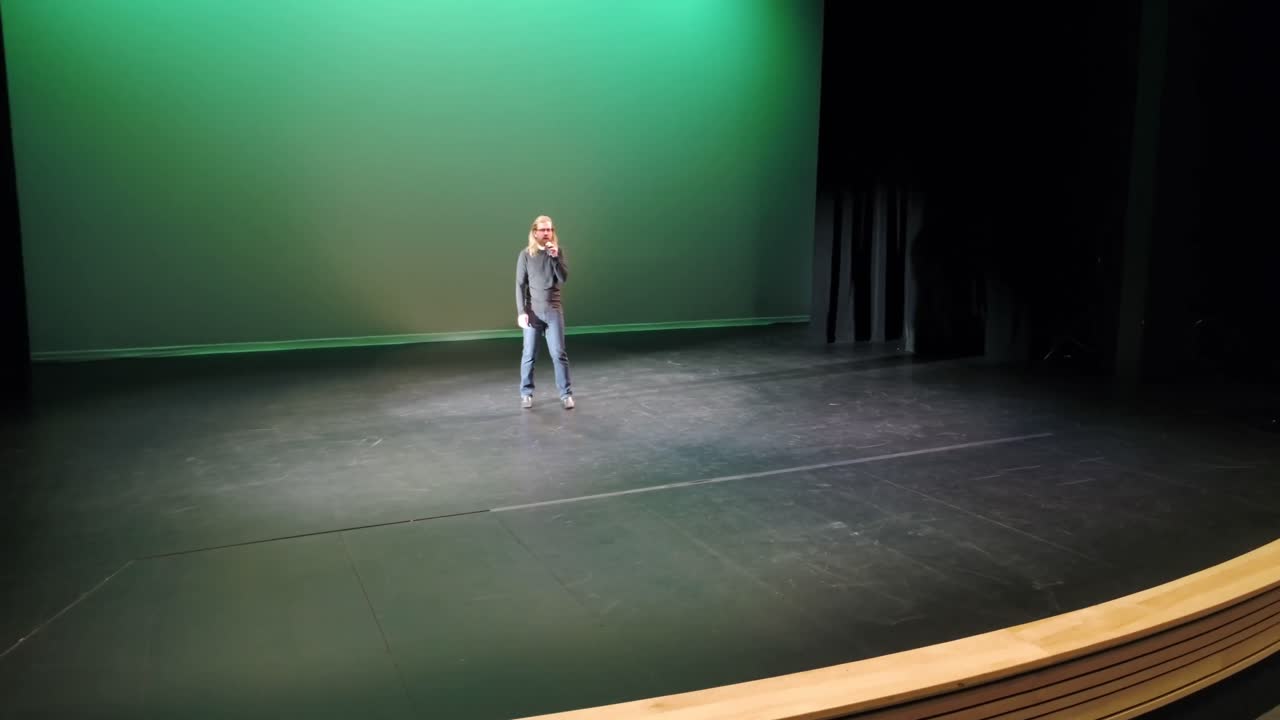 cantante cantando en el escenario 4k