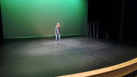 cantante cantando en el escenario 4k