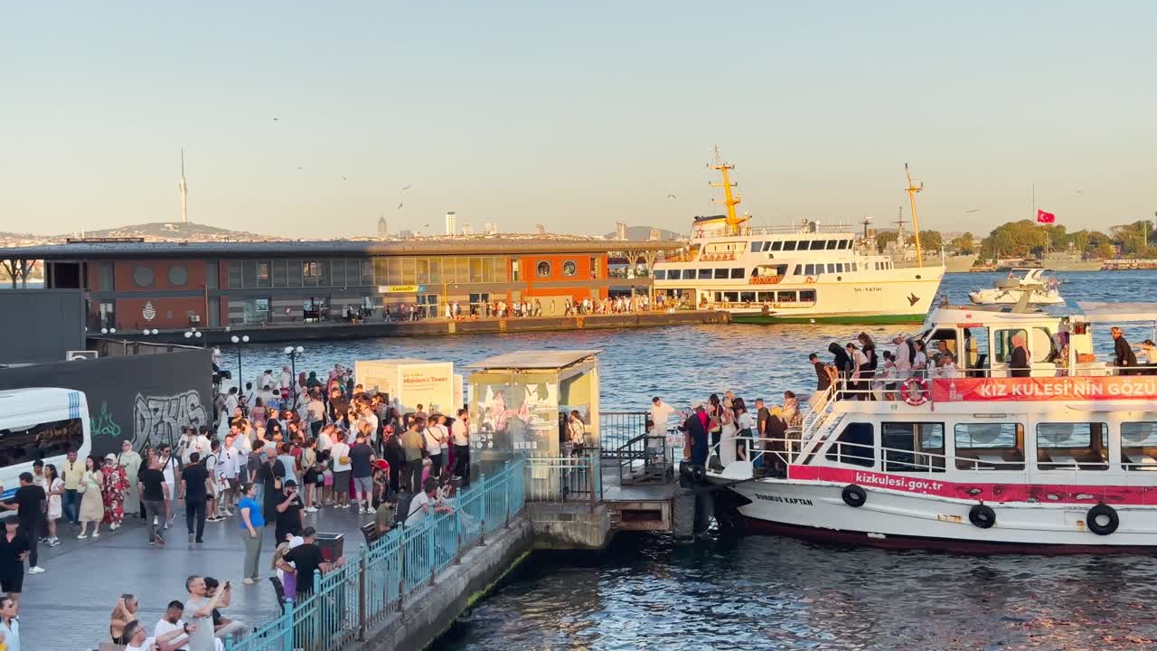 터키 이스탄불의 보스포루스 해협에 있는 갈라타 다리에서 에미노누까지 걸어가는 사람들