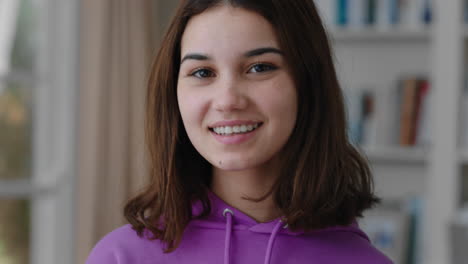 retrato de una hermosa adolescente en casa sonriendo feliz disfrutando de un estilo de vida despreocupado concepto de autoimagen adolescente