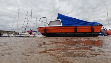 barco naranja con cubierta azul en la bahía de fife