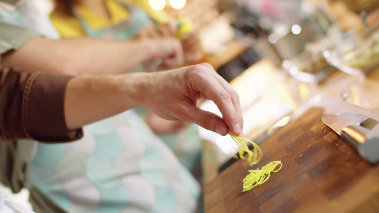 hombre con la mano tomando la cáscara de limón