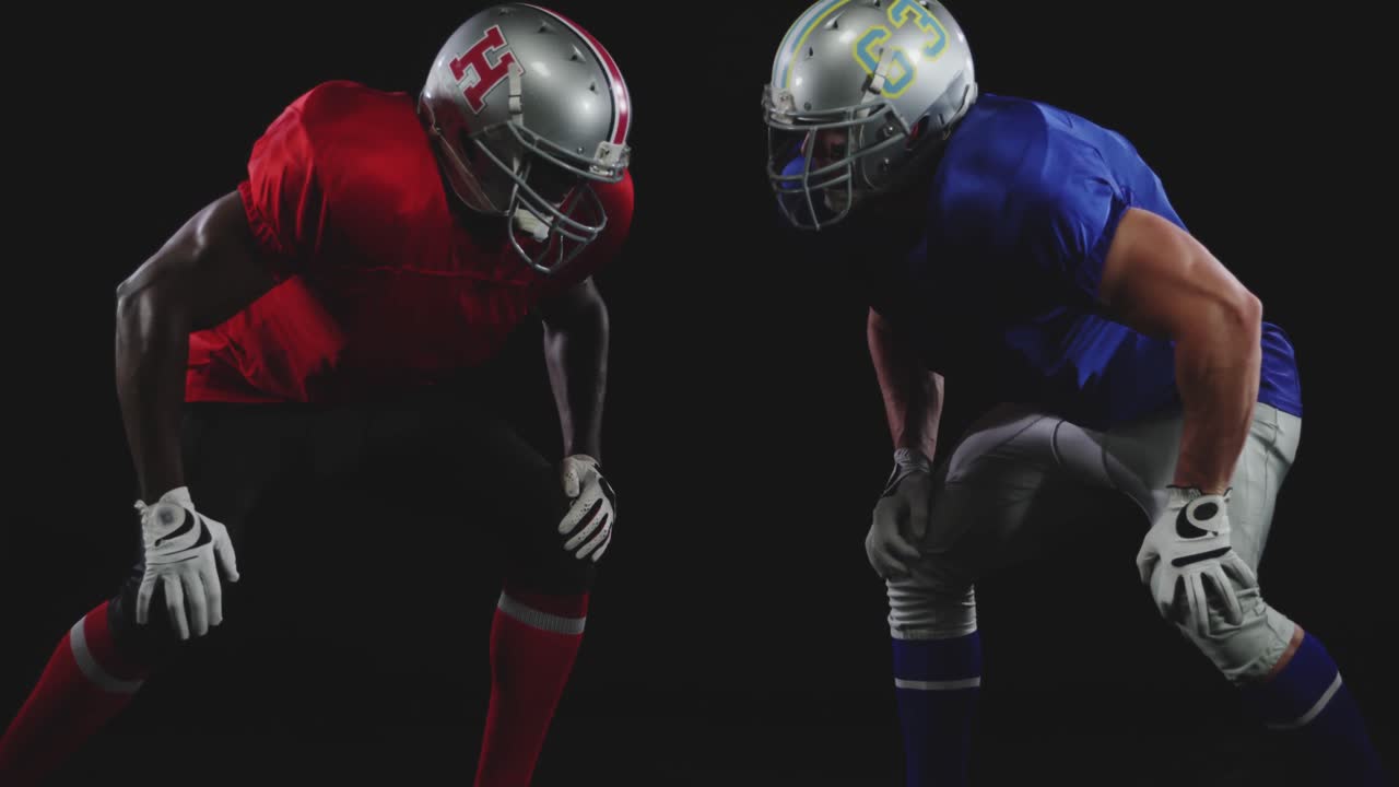 두 명의 아메리칸  ⁇ 볼 선수가 머리를 맞대고 있습니다.