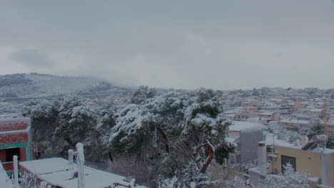 paisaje de barrio cubierto de nieve congelada durante la rara nevada tormentosa de medea en atenas
