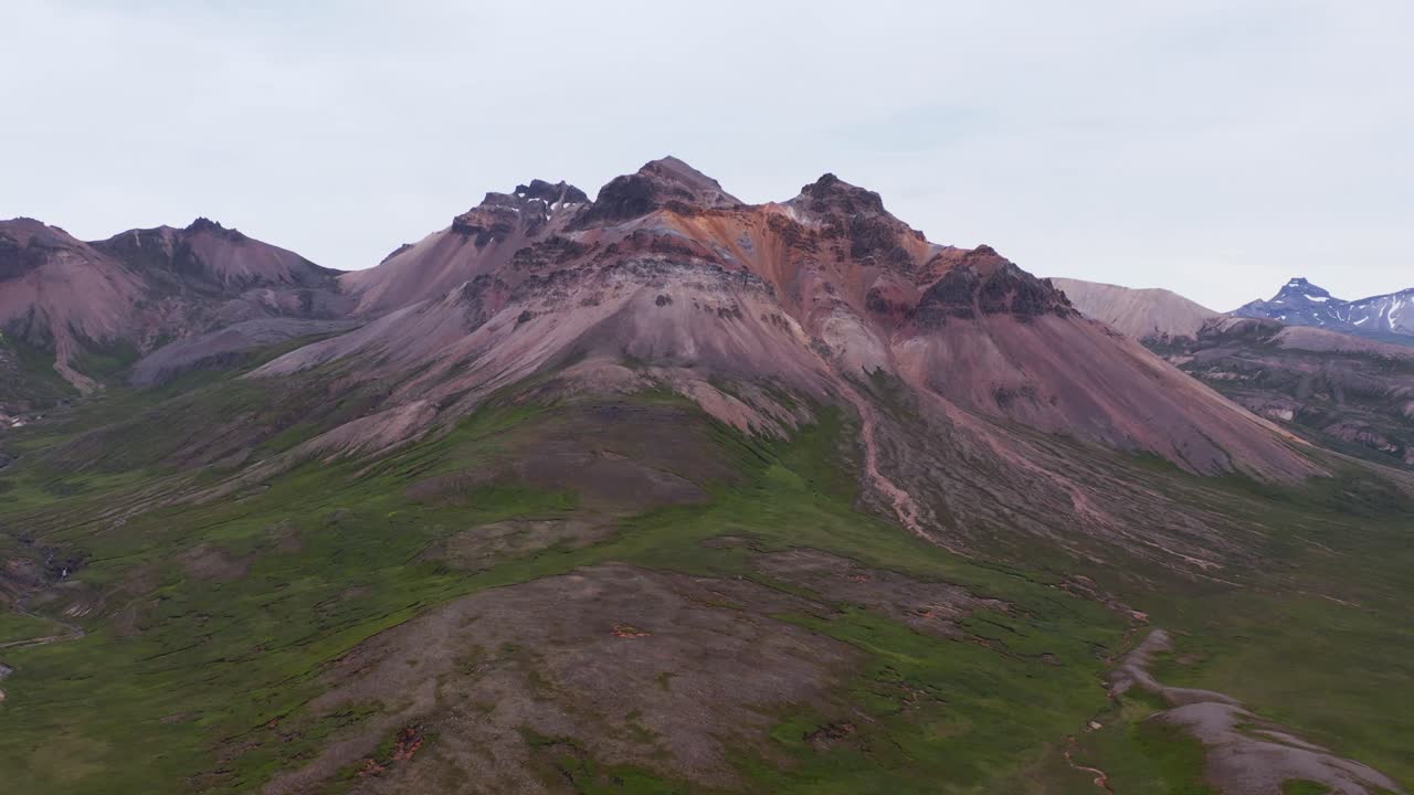 montaña volcánica staðarfjall en el paisaje salvaje de islandia, antena