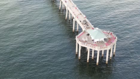 Gente-Mirando-La-Costa-Esmeralda-En-El-Embarcadero-Del-Muelle-De-Pesca-De-La-Isla-De-Okaloosa-En-Florida,-Ee.uu.