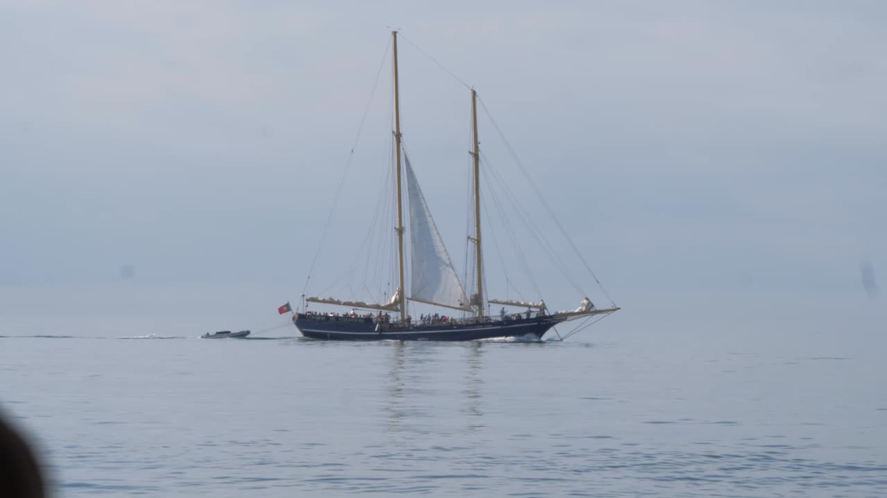 goleta de pesca réplica de barco recorriendo pasajeros en el mar en algarve, portugal