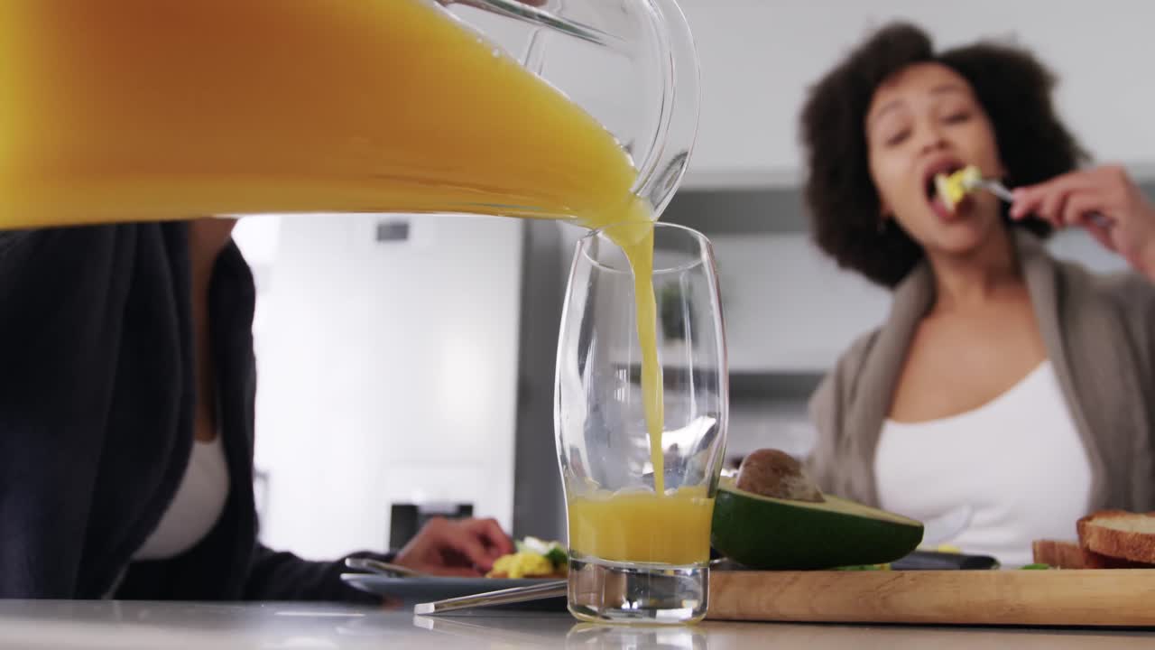 Coppia lesbica che fa colazione in cucina